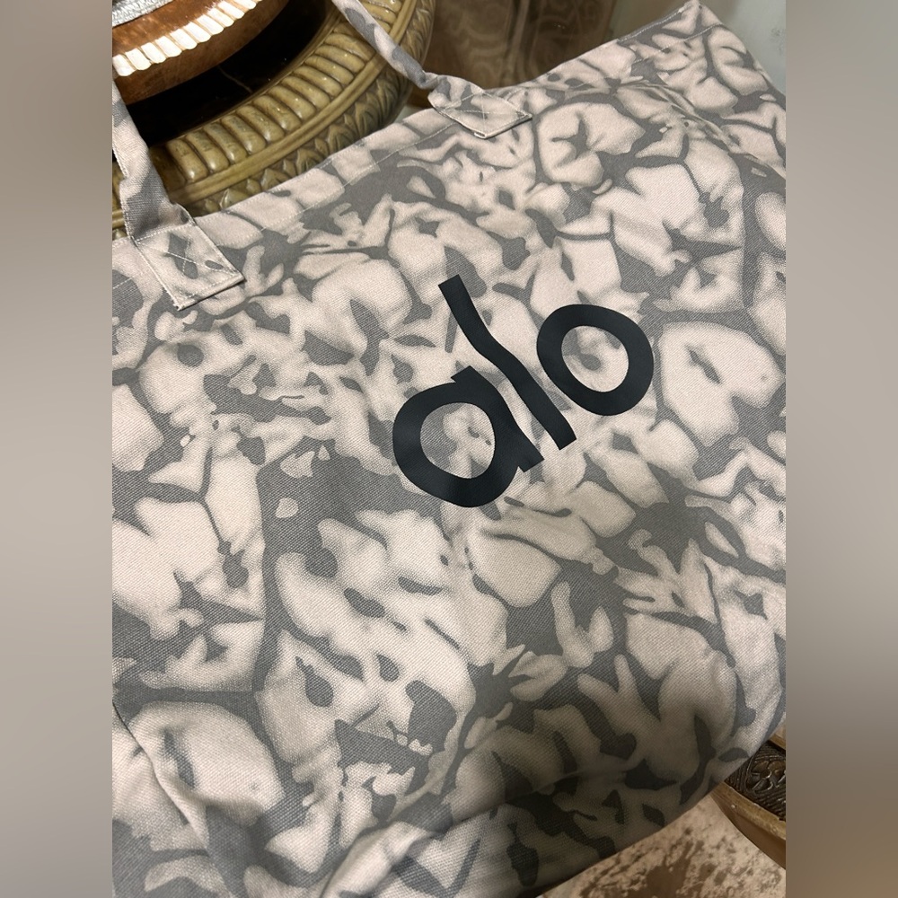 alo new with tags yoga bag
